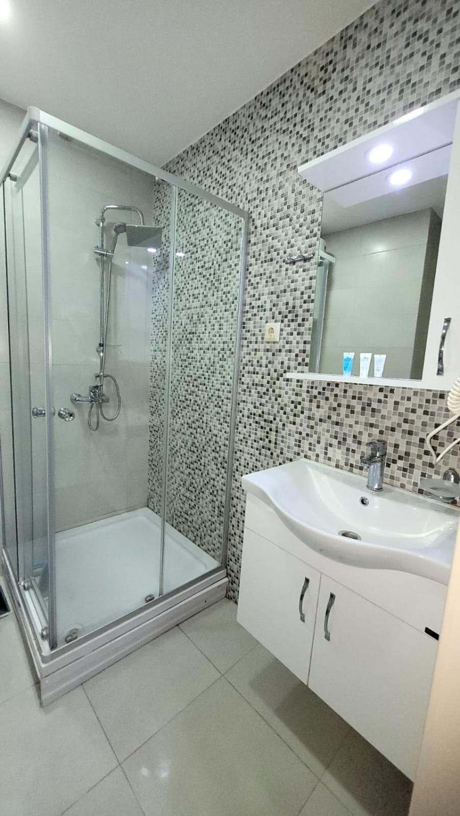 Liana Sea & Sky Suites Batoemi Buitenkant foto